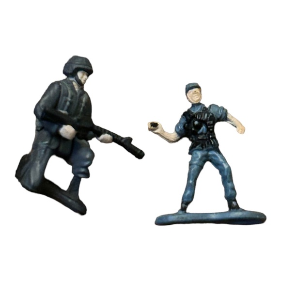 150+ Small Army Men - Picture 2 of 3